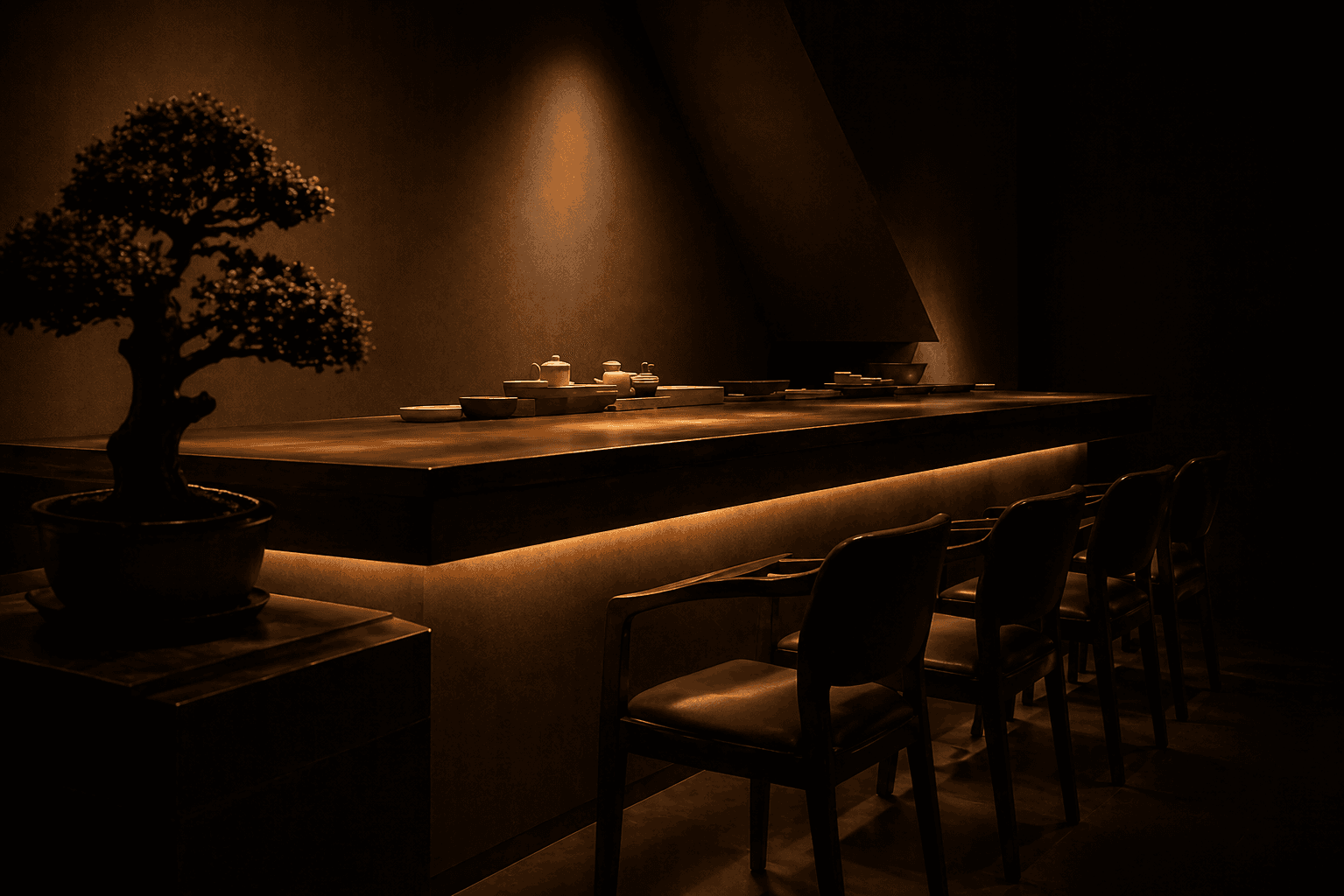 Interior del restaurante Asahi en Barranquilla — iluminación cálida y bonsái