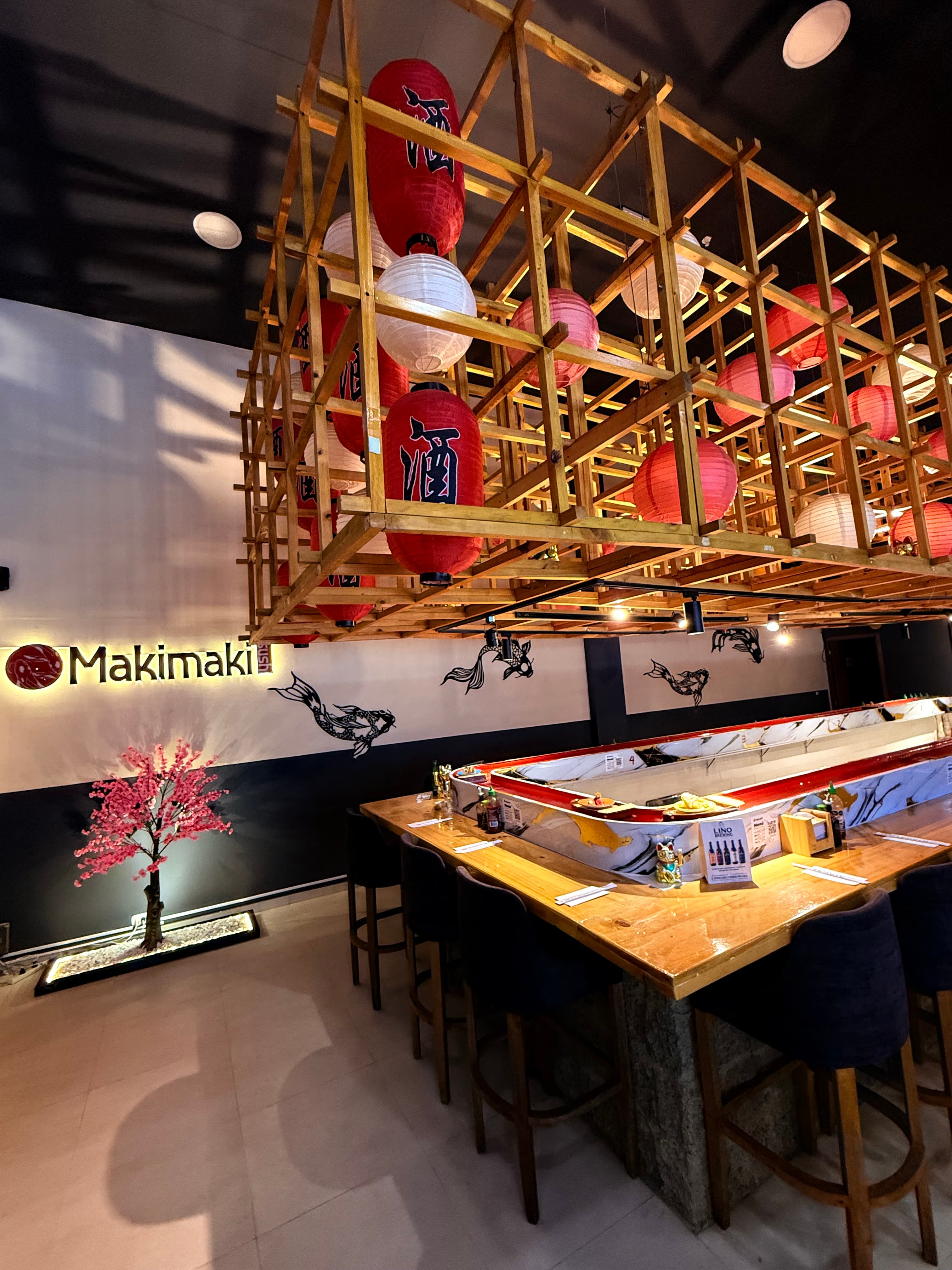 Asahi Sushi en Pereira — restaurante japonés con barcos de sushi
